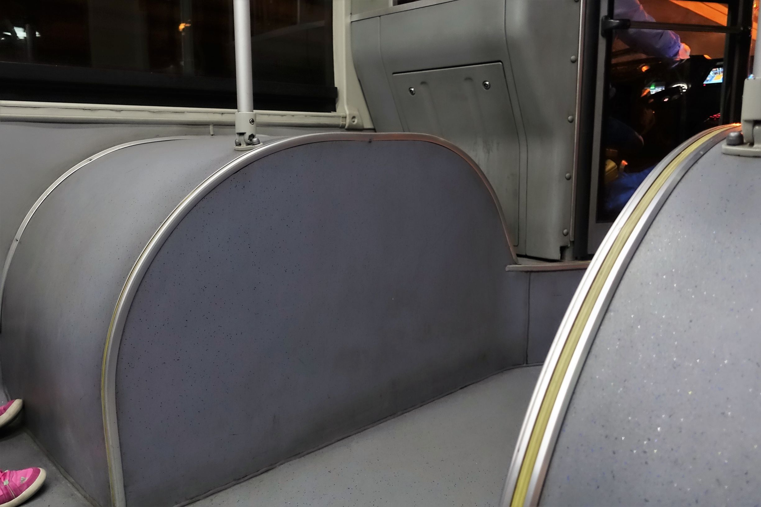 骑车如同走钢丝，过斑马线要跨栏记者亲历北京交通中的“反人类设计”