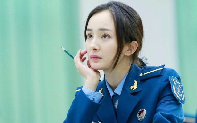 明星穿军装霸气,明星穿军装出镜杨幂英姿飒爽