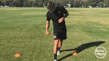 足球实战技巧长传球的练习秘诀,新手必学足球简单的过人技巧