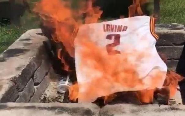 欧文回归骑士主场球迷致敬欧文,联盟其他队对欧文交易