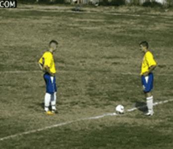 踢球gif爆笑,足球搞笑的gif