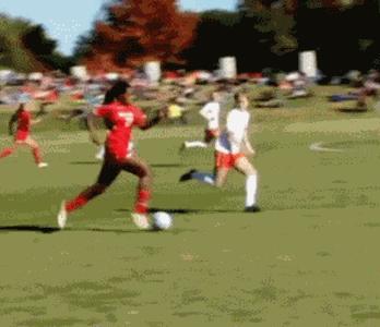 踢球gif爆笑,足球搞笑的gif