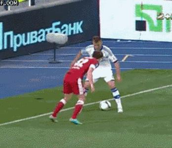 踢球gif爆笑,足球搞笑的gif