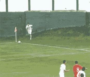 踢球gif爆笑,足球搞笑的gif