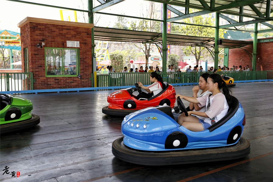 重庆欢乐谷，这个项目让你秒湿全身，40°这么玩才酣畅