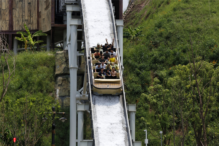 重庆欢乐谷，这个项目让你秒湿全身，40°这么玩才酣畅