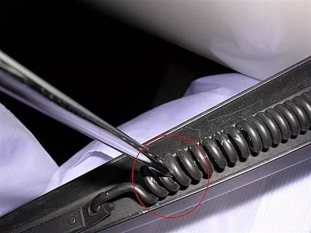 下雨天车上有小坑正常吗,下雨天车可能发生什么危险