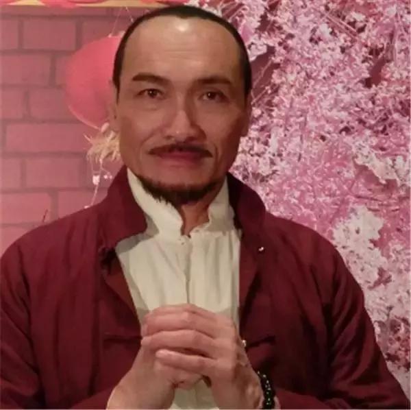 还记得《我和僵尸有个约会》的孔雀大师吗？曾和林正英斗过法