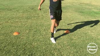 足球实战技巧长传球的练习秘诀,新手必学足球简单的过人技巧