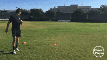 足球实战技巧长传球的练习秘诀,新手必学足球简单的过人技巧