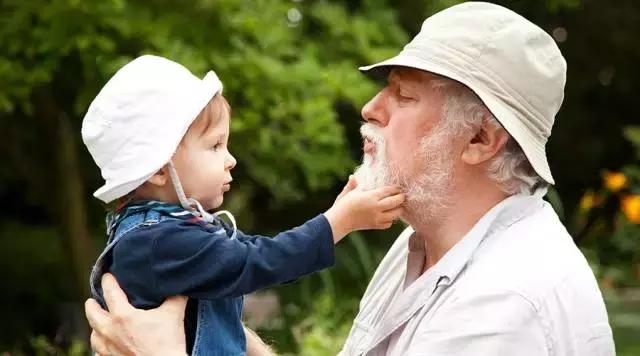 要奶奶不要爸妈违法吗,宝宝亲老人不亲爸妈怎么办