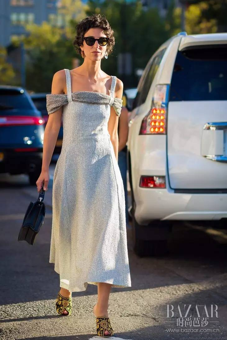 你穿一字肩膀子大？周冬雨她们的吊带款就能这么瘦，到底怎回事？