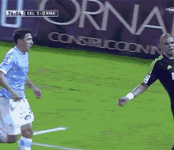 踢球gif爆笑,足球搞笑的gif