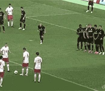 踢球gif爆笑,足球搞笑的gif