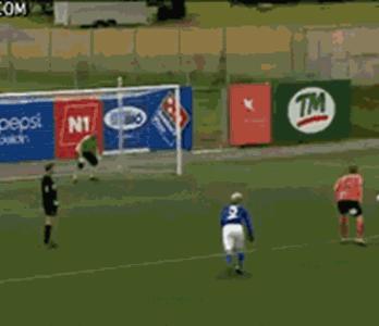 踢球gif爆笑,足球搞笑的gif