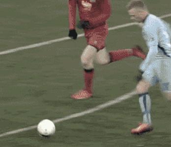 踢球gif爆笑,足球搞笑的gif