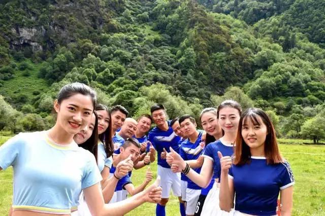 李贝贝的“贵族”足球队来阿坝州了，靓丽足球宝贝精彩助阵
