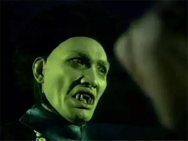 还记得《我和僵尸有个约会》的孔雀大师吗？曾和林正英斗过法