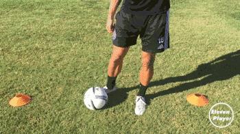 足球实战技巧长传球的练习秘诀,新手必学足球简单的过人技巧