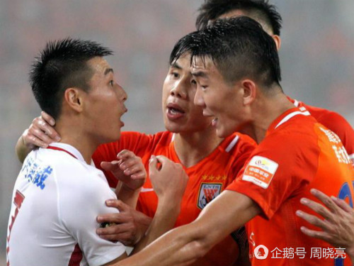 自己称王？武磊无视球德被队友无视对手掐脖理论