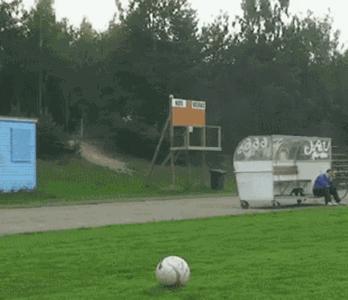 踢球gif爆笑,足球搞笑的gif