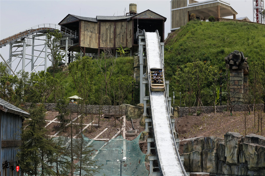 重庆欢乐谷，这个项目让你秒湿全身，40°这么玩才酣畅