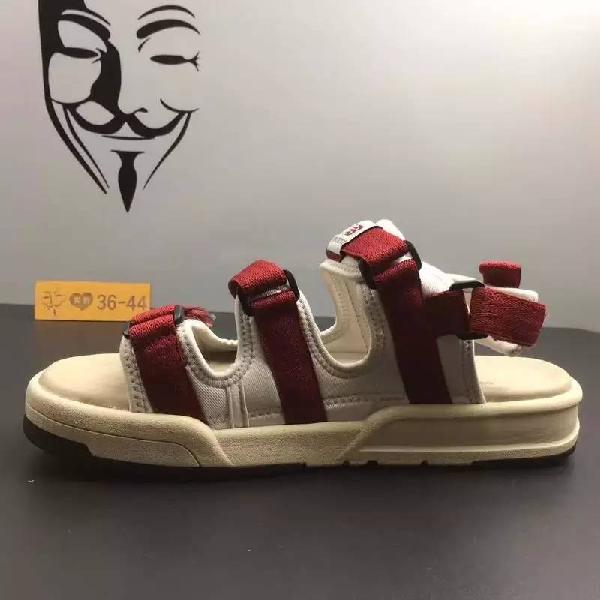 今年流行的凉鞋是哪一些,今年最火的4款凉鞋清爽又时髦