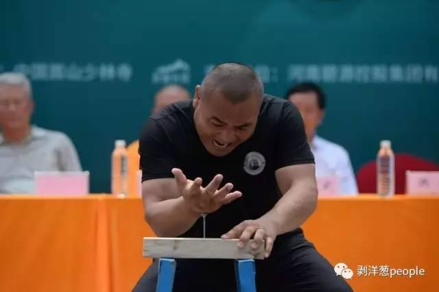 少林寺铁砂掌绝技,中国嵩山少林铁砂掌