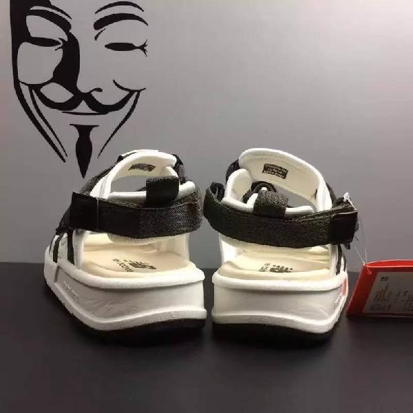 今年流行的凉鞋是哪一些,今年最火的4款凉鞋清爽又时髦