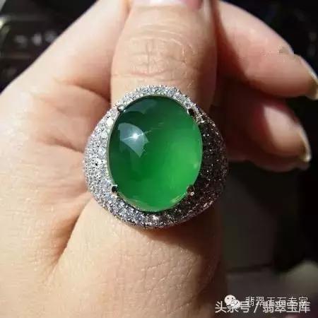 清代玻璃种五彩“翡翠”手镯现世，卖一个亿你说过不过分？