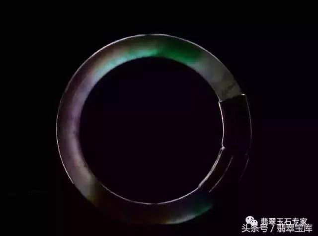 清代玻璃种五彩“翡翠”手镯现世，卖一个亿你说过不过分？
