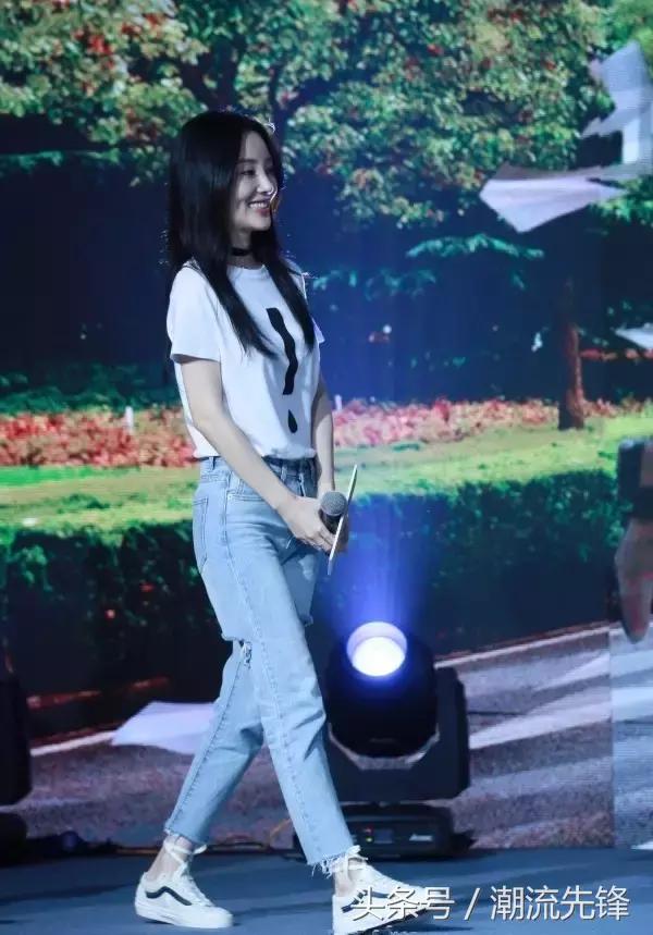 杨幂这双鞋子是什么牌子的,杨幂最近穿的回力小白鞋