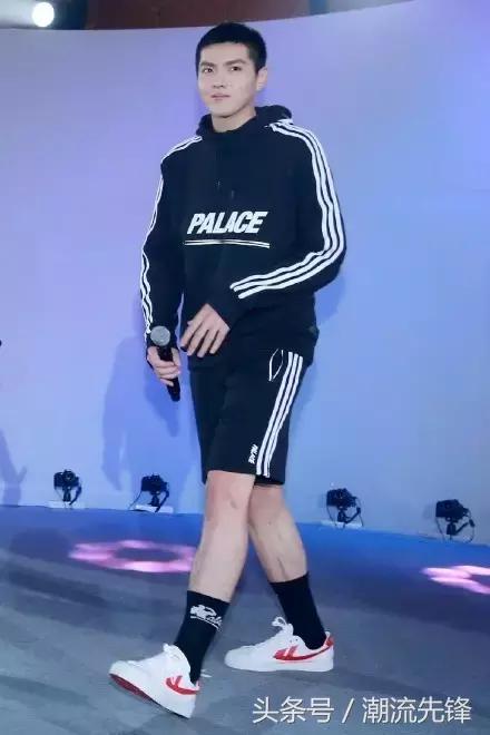 杨幂这双鞋子是什么牌子的,杨幂最近穿的回力小白鞋