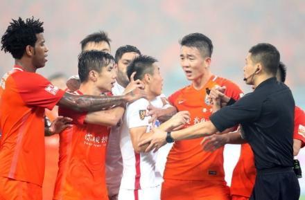 自己称王？武磊无视球德被队友无视对手掐脖理论