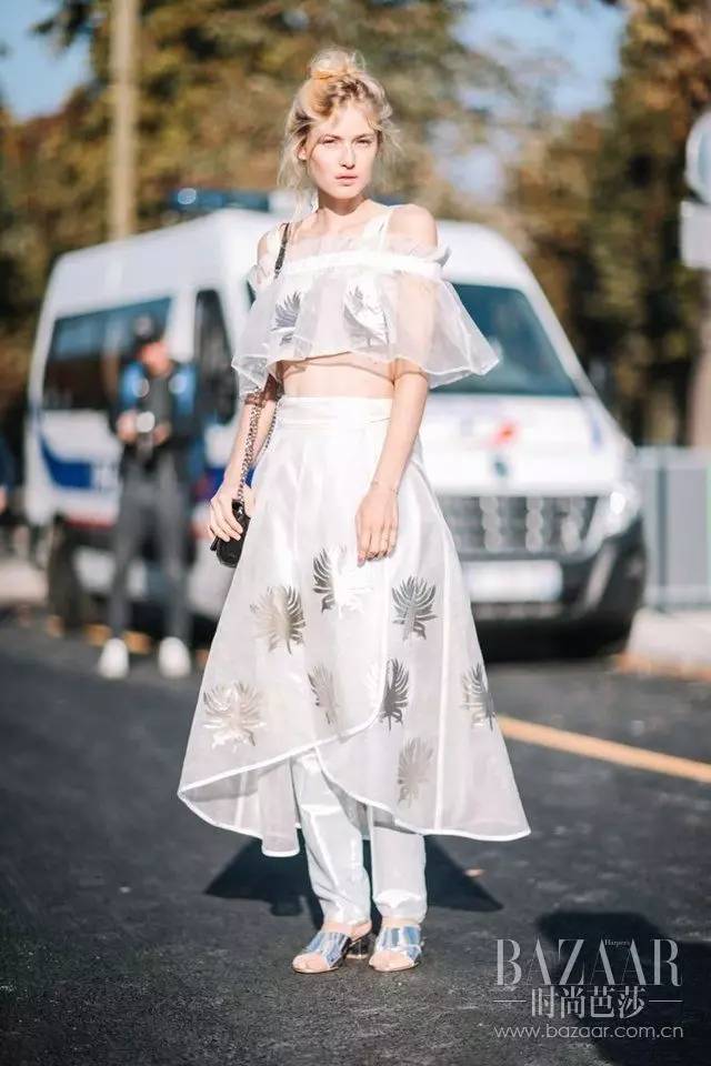 你穿一字肩膀子大？周冬雨她们的吊带款就能这么瘦，到底怎回事？