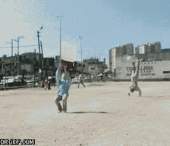 踢球gif爆笑,足球搞笑的gif