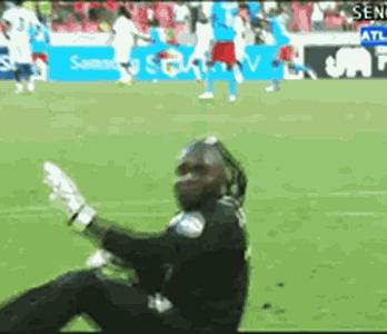 踢球gif爆笑,足球搞笑的gif