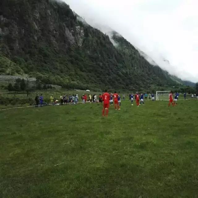 李贝贝的“贵族”足球队来阿坝州了，靓丽足球宝贝精彩助阵