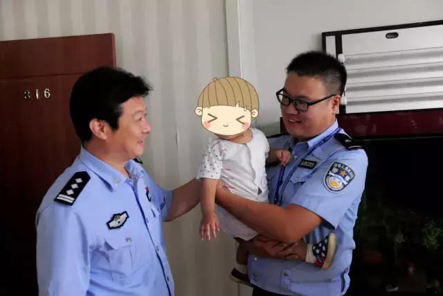 孕妇烧伤保护婴儿,孕妇羊水破裂民警紧急开道救助