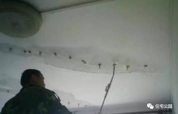 屋顶漏水怎么修补最简单的方法,房顶漏水用水泥补