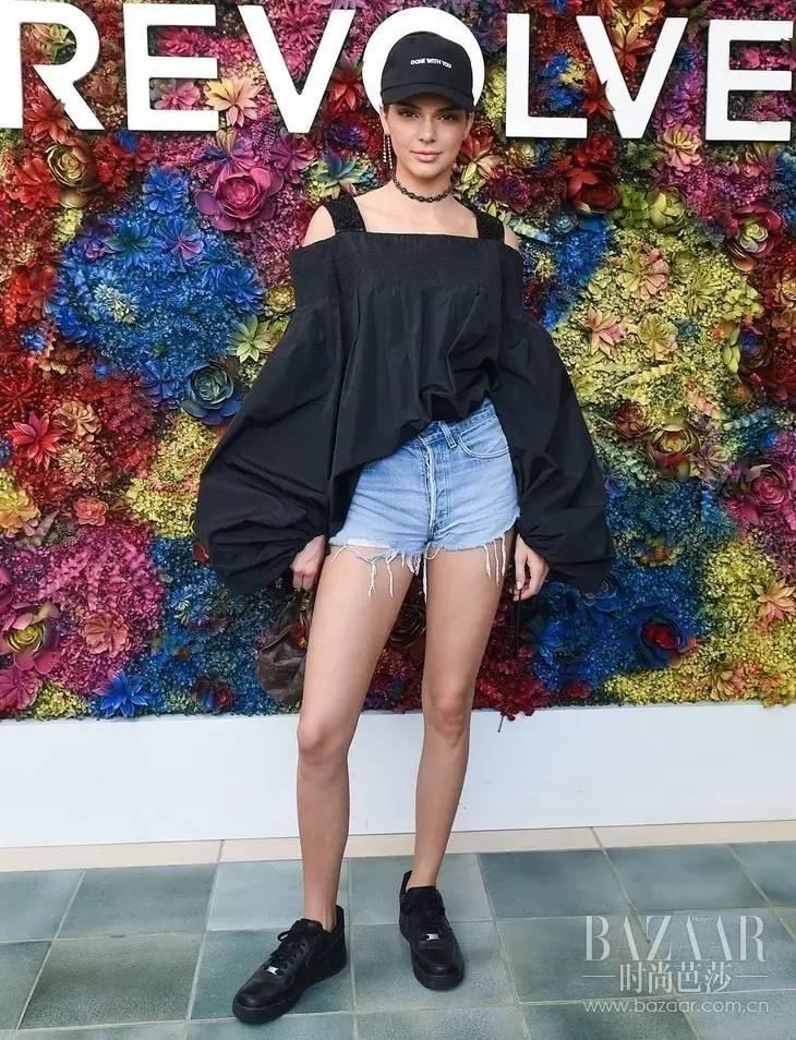 你穿一字肩膀子大？周冬雨她们的吊带款就能这么瘦，到底怎回事？