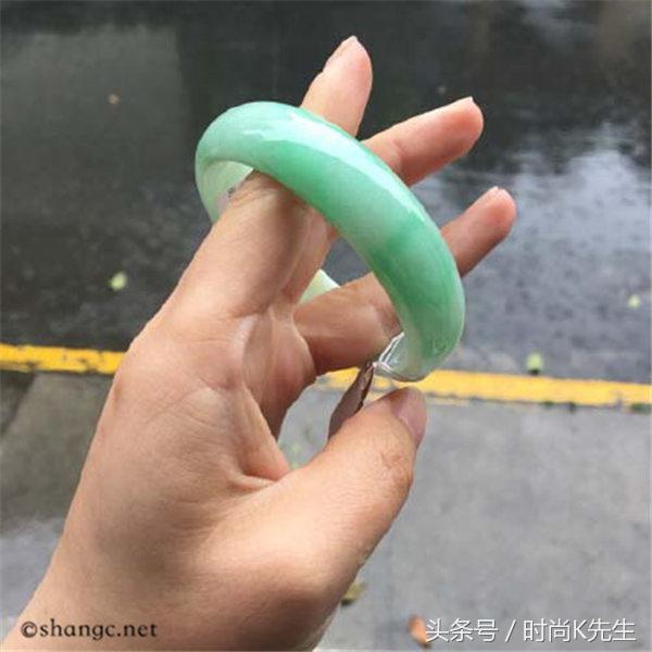 玉镯表面有点坑坑洼洼能戴光滑吗,和田玉镯子表面粗糙了怎么变光滑