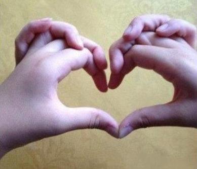 大拇指压住小拇指是什么手势,大拇指压小拇指伸手是什么手势