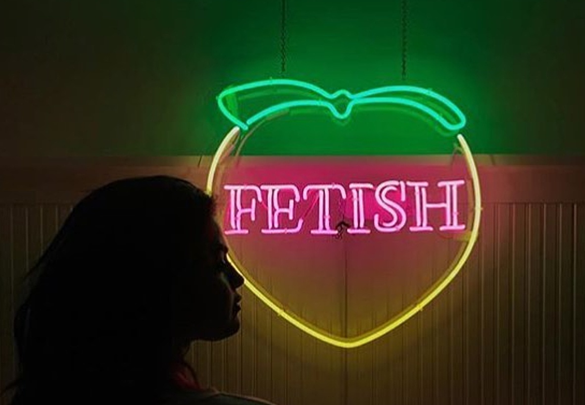 艺术家“画蜜桃”的时候可没想到，你们会带“有色”的想法