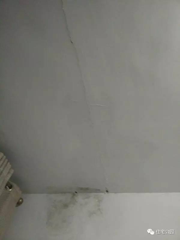 屋顶漏水怎么修补最简单的方法,房顶漏水用水泥补