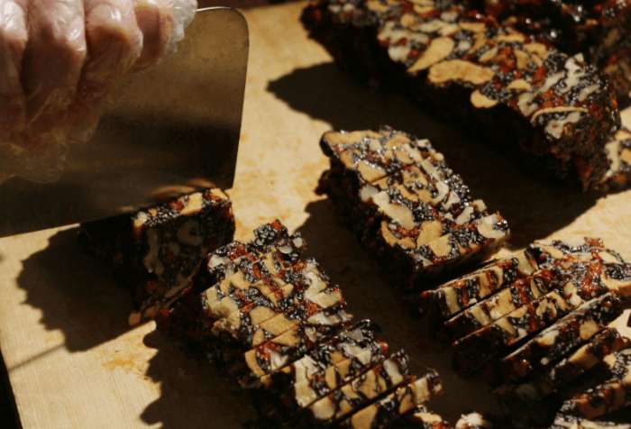 女性滋补佳品阿胶糕在家怎么制作,女人补血补气阿胶糕怎么用