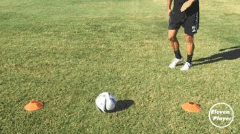 足球实战技巧长传球的练习秘诀,新手必学足球简单的过人技巧