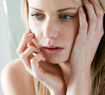 皮肤过敏10种症状图片脸部,产后脸部皮肤过敏是什么原因