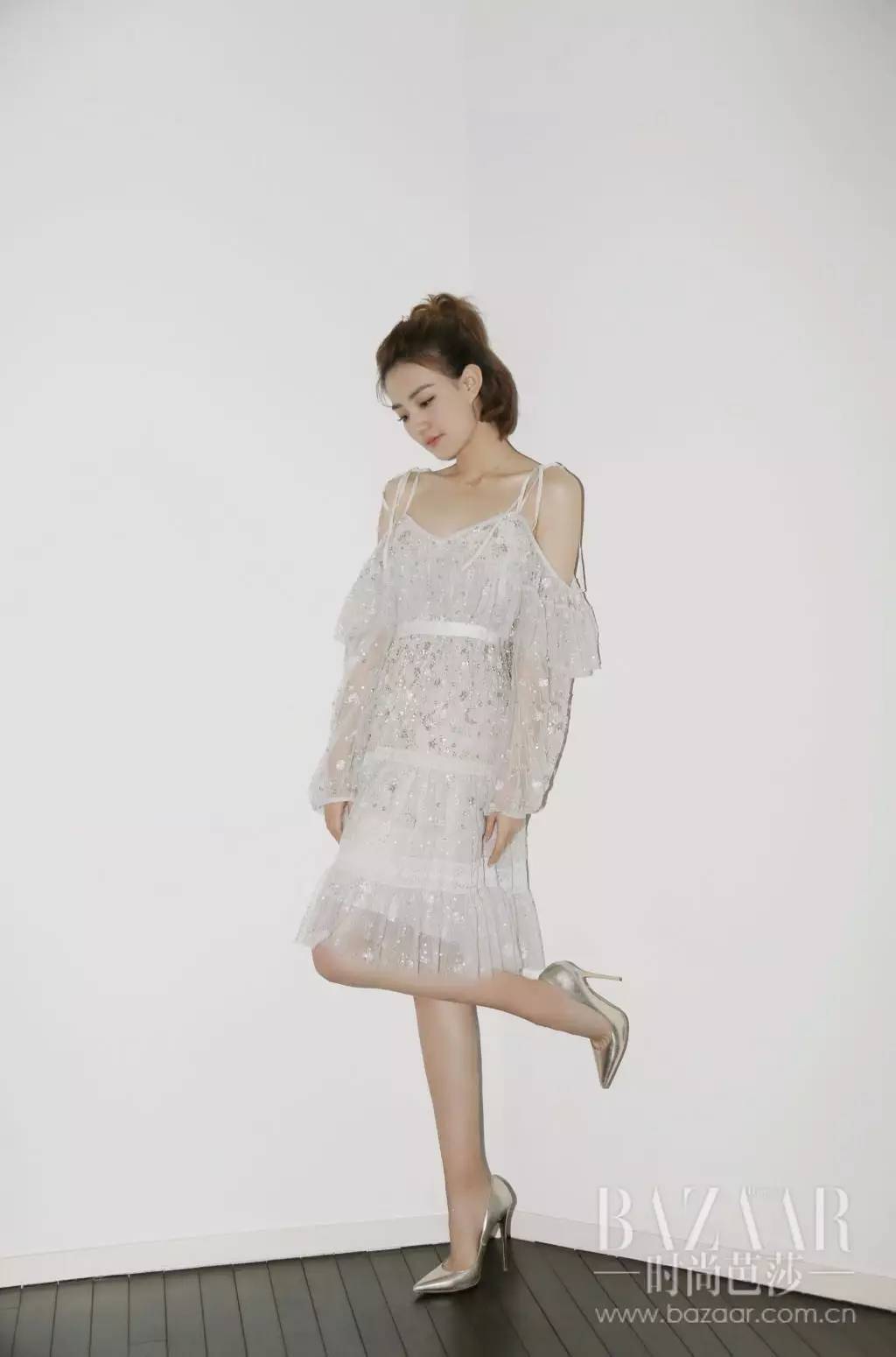 你穿一字肩膀子大？周冬雨她们的吊带款就能这么瘦，到底怎回事？