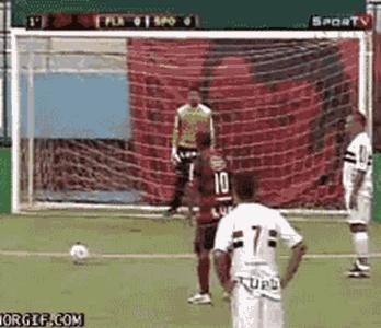 踢球gif爆笑,足球搞笑的gif